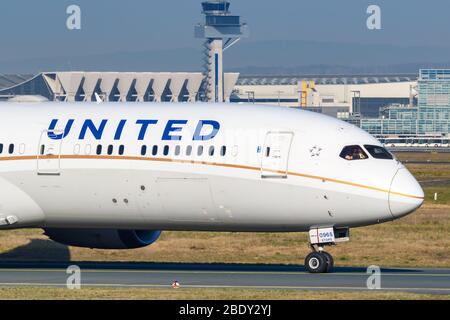 Frankfurt, Deutschland – 7. April 2020: United Airlines Boeing 787-9 Dreamliner Flugzeug am Flughafen Frankfurt (FRA) in Deutschland. Boeing ist eine amerikanische airc Stockfoto