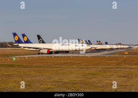 Frankfurt, Deutschland – 7. April 2020: Lufthansa-Flugzeuge während Coronavirus Corona Virus COVID-19 am Frankfurter Flughafen (FRA) in Deutschland gelagert. Stockfoto