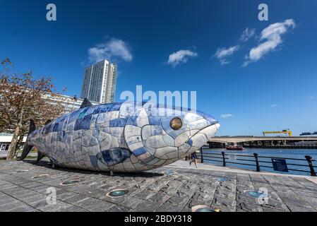 Berühmte Fischstatue in Belfast, Nordirland, Großbritannien Stockfoto