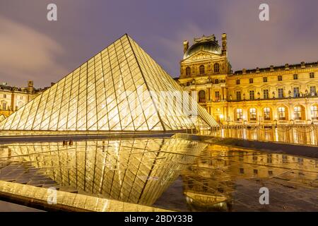 Nachtansicht des berühmten Louvre-Museums mit Louvre-Pyramide, Paris. Stockfoto