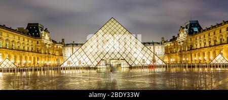 Nachtansicht des berühmten Louvre-Museums mit Louvre-Pyramide, Paris. Stockfoto