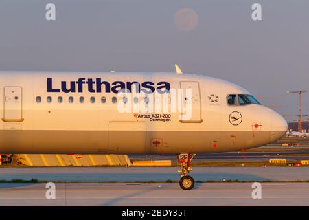 Frankfurt, 7. April 2020: Lufthansa Airbus A321 am Flughafen Frankfurt (FRA) in Deutschland. Airbus ist ein europäischer Flugzeughersteller b Stockfoto