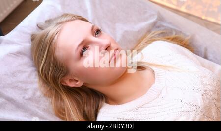 Gut aussehende Dame im Pullover Stockfoto