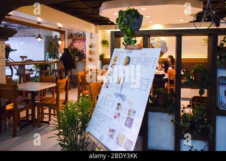 22. SEPTEMBER 2019-BAGUIO CITY PHILIPPINEN : Menü auf einem großen weißen Kartentafel auf Stand auf dem süßen Stop Eingang stationiert gedruckt. Stockfoto