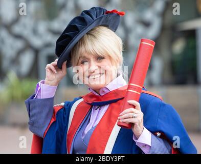 Dame Barbara Windsor erhält für ihren Beitrag zu den Künsten die Ehrendoktorwürde der University of East London Stockfoto