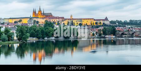 Panorama der Prager Burg und der St. Veits Dom in der Dämmerung mit dramatischen Himmel. Prag, Tschechische Republik Stockfoto