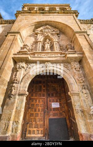 Salamanca, Spanien - 3. Februar 2019 : Außenansicht der Kirche San Millan. Gebäude im romanischen Stil. Beherbergt historisches Museum (Monumenta Salamanca) Stockfoto