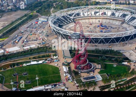 Luftaufnahme des Queen Elizabeth Stadions und ArcelorMittal Orbit. Nach der olympischen Sanierung zu einem Mehrzweckstadion für West Ham United und Sport. Stockfoto