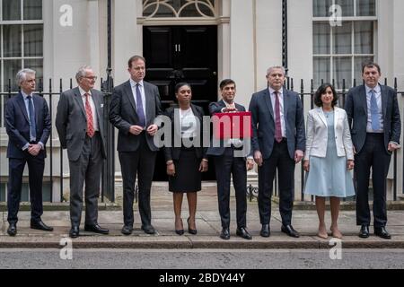 Budget 2020: Kanzler Rishi Sunak posiert außerhalb 11 Downing Street mit der roten Budget-Box, bevor er seine erste Budget-Erklärung. London, Großbritannien Stockfoto