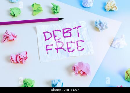 Textschild mit Schuldenfrei. Business-Foto präsentiert frei von Besitz Geld für jede einzelne oder ein Unternehmen farbige zerknitterte Papiere leer Reminde Stockfoto
