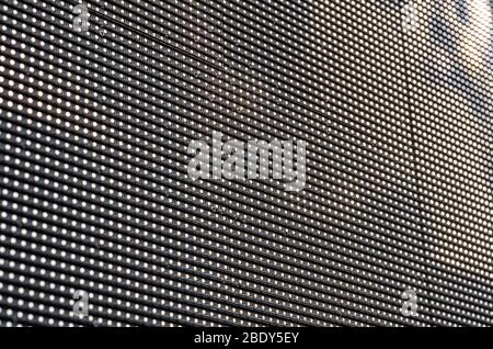 Nahaufnahme des Informationsbildschirms der Straßen-LED. LED-Anzeige. Viele leds auf schwarzem Hintergrund. Stockfoto