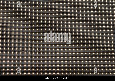 Nahaufnahme des Informationsbildschirms der Straßen-LED. LED-Anzeige. Viele leds auf schwarzem Hintergrund. Stockfoto
