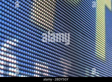Nahaufnahme des Informationsbildschirms der Straßen-LED. LED-Anzeige. Viele leds auf schwarzem Hintergrund. Stockfoto