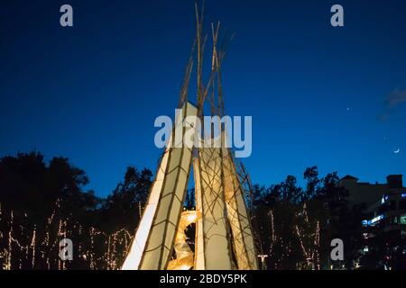 November 28, 2019 - BAGUIO CITY PHILPPINES: Lit weißen Zelt in der Mitte des Weihnachtsdorf in Burnham park Baguio City Philippinen. Stockfoto