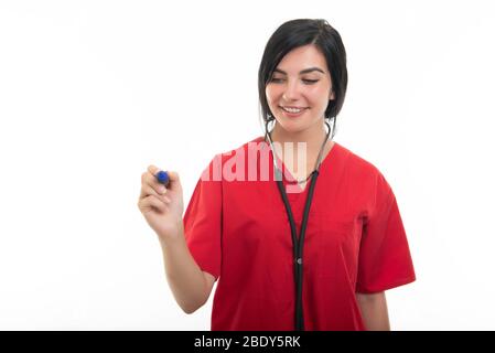 Portrait der jungen attraktiven weiblichen Krankenschwester Schreiben mit blauen Marker isoliert auf weißem Hintergrund mit Kopie Raum Werbefläche Stockfoto