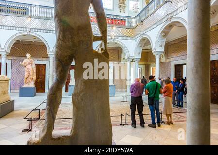 Zimmer mit Marmorstatuen und Mosaiken. Stockfoto