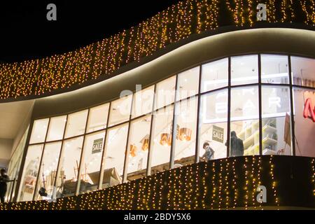 November 28, 2019 - BAGUIO CITY PHILIPPINEN: Weihnachtsbeleuchtung hängen vom Balkon der Käufer Mall in Baguio City. Käufer Fensterglas. Stockfoto