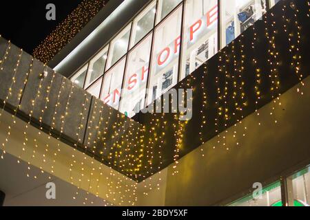 November 28, 2019 - BAGUIO CITY PHILIPPINEN: Weihnachtsbeleuchtung hängen vom Balkon der Käufer Mall in Baguio City. Stockfoto