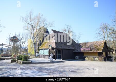 07. April 2020, Baden-Württemberg, Cleebronn: Die Altweibermühle im leeren Freizeitpark Tripsdrill. Während der osterferien ist der Park eigentlich sehr gut besucht. Um die Ausbreitung des Coronavirus zu verlangsamen, sind auch Vergnügungsparks geschlossen. Foto: Sebastian Gollnow/dpa Stockfoto