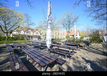 07. April 2020, Baden-Württemberg, Cleebronn: Leere Bänke mit Tischen finden sich im Freizeitpark Tripsdrill. Während der osterferien ist der Park eigentlich sehr gut besucht. Um die Ausbreitung des Coronavirus zu verlangsamen, sind auch Vergnügungsparks geschlossen. Foto: Sebastian Gollnow/dpa Stockfoto