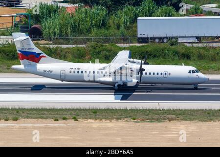 Skiathos, Griechenland – 27. Juli 2019: Sky Express ATR 72 Flugzeug am Skiathos Flughafen (JSI) in Griechenland. Stockfoto