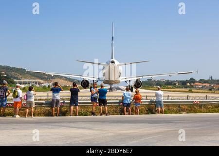 Skiathos, Griechenland – 1. August 2019: Finnair Airbus A319 am Flughafen Skiathos (JSI) in Griechenland. Airbus ist ein europäischer Flugzeughersteller mit Sitz in der EU Stockfoto