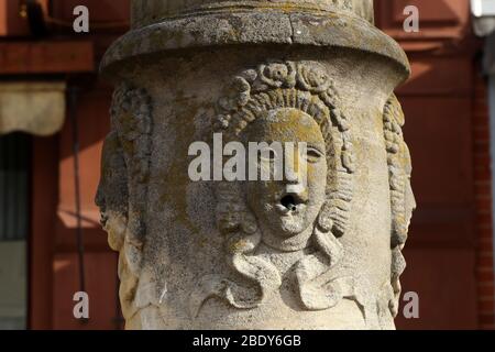 Gesicht Figuren auf einem Brunnen in einer Stadt Stockfoto