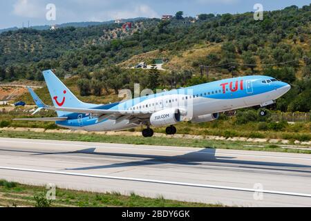 Skiathos, Griechenland – 2. August 2019: TUI Boeing 737-800 Flugzeug am Skiathos Flughafen (JSI) in Griechenland. Boeing ist ein amerikanischer Flugzeughersteller headqu Stockfoto