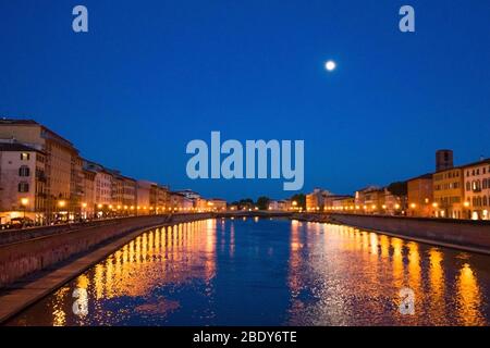 Nachtsicht auf die Lichter im Fluss in Pisa, Italien reflektiert. Stockfoto