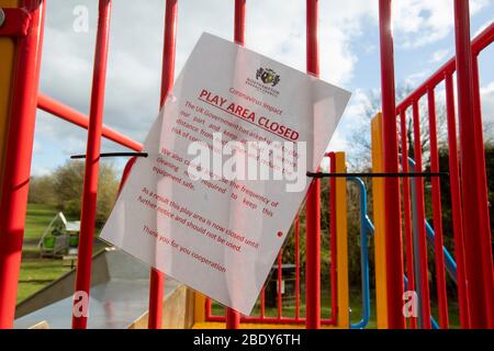 Northampton, Großbritannien. April 2020. Leere Parks und Kinderspielplätze aufgrund der Sperrung des Corona Virus in Northampton am Freitag, den 10. April 2020 (Quelle: Leila Coker) Quelle: Leila Coker/Alamy Live News Stockfoto