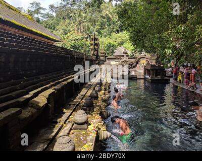 23. APRIL 2019-BALI INDONESIEN: Menschen, die in Brunnen heiligen Wassers in Tirta empul Tempel baden. Religion und Kultur. Stockfoto