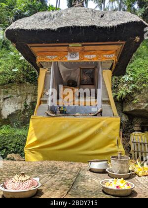 23. APRIL 2019-BALI INDONESIEN : EIN kleiner Altar im Hindu-Tempel in Bali, Indonesien. Kleine Opfergaben am Altar des Bali Tempels Stockfoto