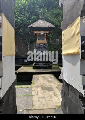 23. APRIL 2019-BALI INDONESIEN : EIN kleiner Altar im Hindu-Tempel in Bali, Indonesien. Stockfoto