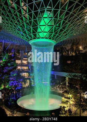 Jewel Changi Airport (Jewel) ist ein Mischnutzung Entwicklung am Changi Airport in Singapur , der weltweit besten Flughafen und Ziel für sich. Grüne Spalte Stockfoto