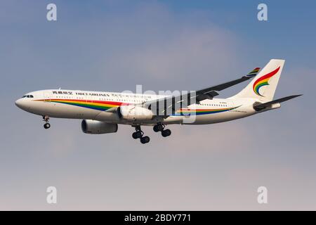 Shanghai, China – 26. September 2019: Tibet Airlines Airbus A330-200 am Flughafen Shanghai Hongqiao (SHA) in China. Airbus ist eine europäische Flugzeugmanufazrat Stockfoto