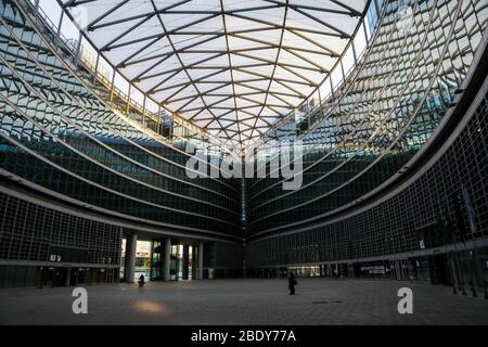 Das Logo der Region Lombardei ist auf dem Gebäude der Region, Mailand, Italien, April 09 2020 zu sehen. Stockfoto