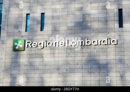 Das Logo der Region Lombardei ist auf dem Gebäude der Region, Mailand, Italien, April 09 2020 zu sehen. Stockfoto