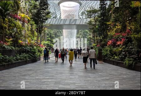 17. MAI 2019-SINGAPUR SINGAPUR : SINGAPUR , SINGAPUR - 19. MAI 2019 : Jewel Changi Airport (Jewel) ist eine Mischnutzung Entwicklung am Changi Airpo Stockfoto