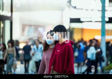 Reisende treffen Vorsichtsmaßnahmen durch das Tragen von Gesichtsmasken, tokyo Street, verhindern Corona Virus, Japanese Street, tokyo, bovid 19 Schutz, Gesundheitsvorkehrungen Stockfoto