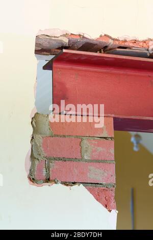 Hausbau in einem britischen Haus, Renovierung und Umbau mit neuer Wandöffnung durch RSJ Universal-Stahlträger unterstützt Stockfoto