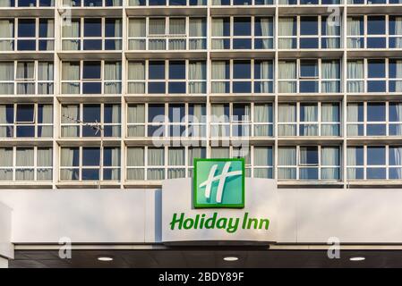 Fassade eines Holiday Inn Hotels mit dem typischen grünen Logo in Southampton, England, Großbritannien Stockfoto