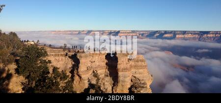 Eine seltene totale Wolkeninversion wurde am 29. November 2013 von Besuchern des Grand Canyon National Park gesehen. Diese Ansicht ist von Mather Point auf dem Südrand. Wolkenumkehrungen entstehen durch das Zusammenspiel von warmen und kalten Luftmassen.