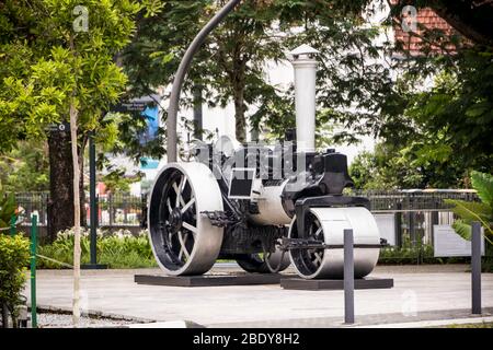 Silberne schwarze Statue einer Aveling Dampfwalze in einem Park in Kuala Lumpur, Malaysia. Stockfoto