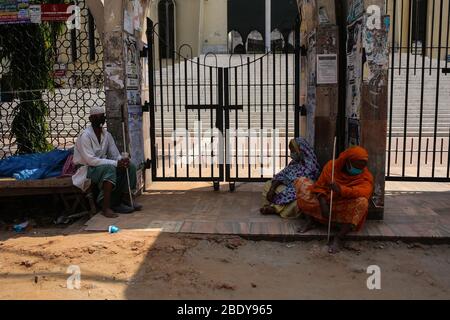 Dhaka, Bangladesch. April 2020. Die Menschen führen das Jumma-Gebet mit Handschuhen und Masken an der Außenseite der Baitul Mukarram Moschee durch, da sie nicht in die Moschee gehen durften. Die Regierung von Bangladesch hat alle Gebete, einschließlich der Freitagsgemeinden in Moscheen, ausgesetzt, um die Verbreitung von CoVid-19 zu verhindern. Die Zahl der Todesopfer wurde auf 27 erhöht und 424 Menschen wurden bisher von COVID-19 infiziert. (Foto: MD. Rakibul Hasan/Pacific Press) Quelle: Pacific Press Agency/Alamy Live News Stockfoto