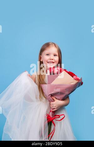 Kleines Mädchen, das ihrer Mutter am Tag der Mutter Blumen schenkt Stockfoto