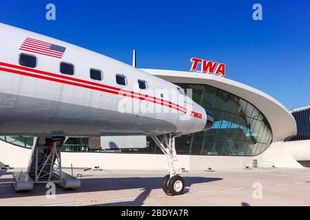 New York City, New York – 29. Februar 2020: TWA Trans World Airlines Lockheed L1649A Starliner Flugzeug am New York JFK Airport (JFK) in den Vereinigten Staaten Stockfoto