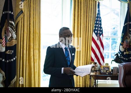 Washington, USA. April 2020. Bischof Harry Jackson, leitender Pastor der Hope Christian Church in Beltsville, MD., überbringt Präsident Donald Trump am Freitag, den 10. April 2020, im Oval Office des Weißen Hauses einen Ostersegen in Washington, DC Foto: Al Drago/UPI Quelle: UPI/Alamy Live News Stockfoto