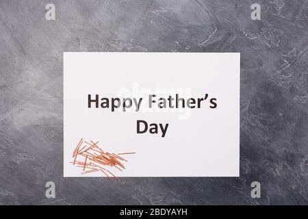 Happy Father's Day Textbild Rahmen auf schwarzem Schreibtisch mit Nägeln. Kopierbereich. Urlaubskonzept. Alles gute zum Vater Stockfoto