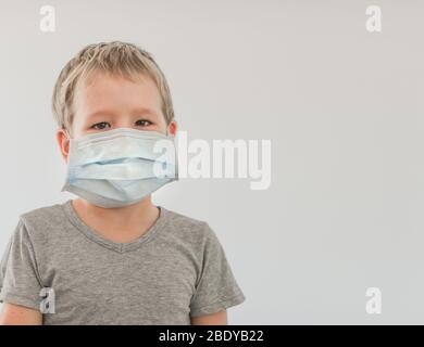 Junge tragen Gesichtsmaske Einweg, um Virusinfektion zu vermeiden. Coronavirus stoppen Stockfoto