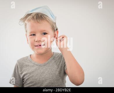 Junge tragen Gesichtsmaske Einweg, um Virusinfektion zu vermeiden. Coronavirus stoppen Stockfoto